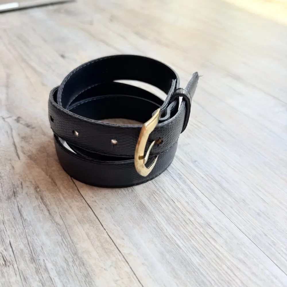Vintage Black Textured Leather Belt Gold Buckle Size 30 Classic Minimalist